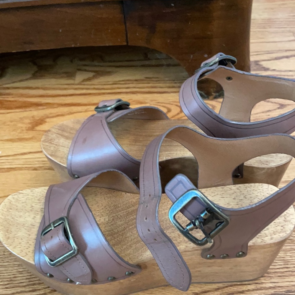 KDB:Kelsi Dagger size 7 1/2 like brand new.